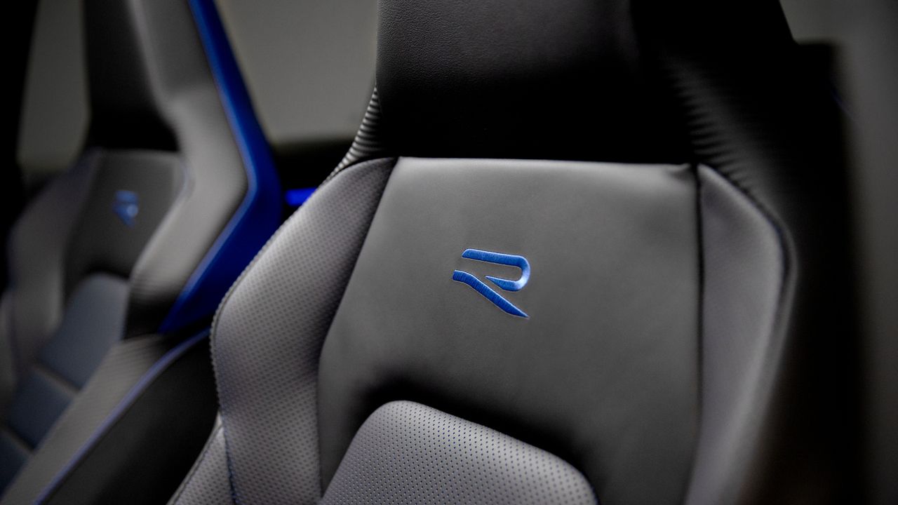 R-Logo auf den Sitzen des Golf 8 R Vorgängermodells