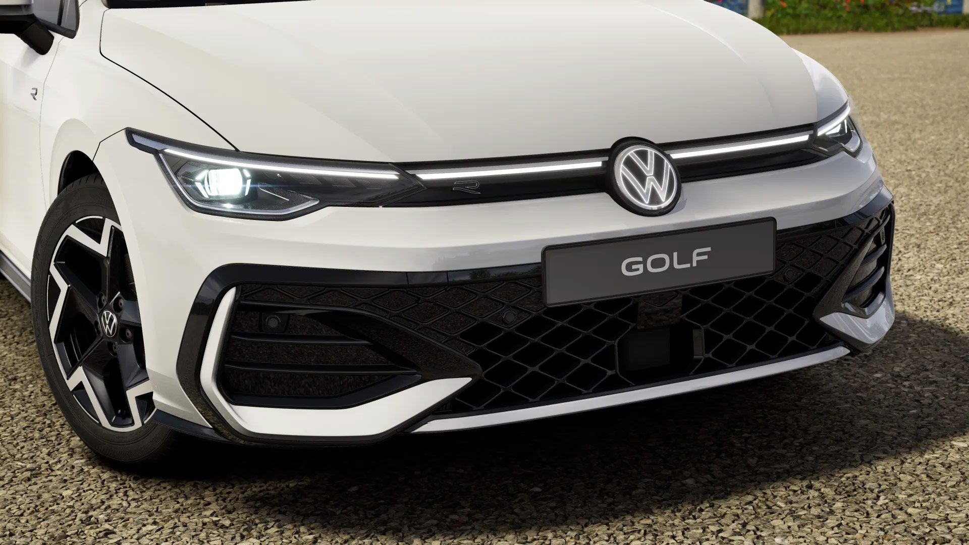Nahaufnahme der Front eines weißen VW Golf Variant mit modernen Scheinwerfern und markantem Kühlergrill. Das VW-Logo und der Schriftzug "Golf" sind deutlich sichtbar.