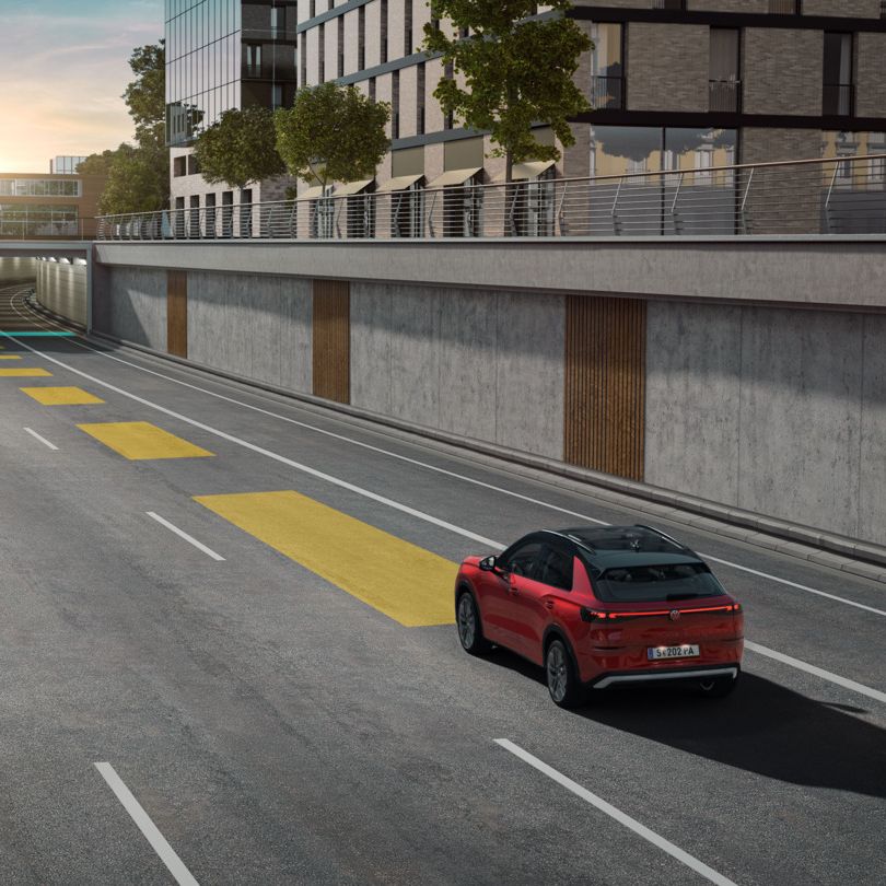 Illustration zeigt schematisch anhand eines VW T-Roc die Funktionsweise der automatischen Distanzregelung ACC.