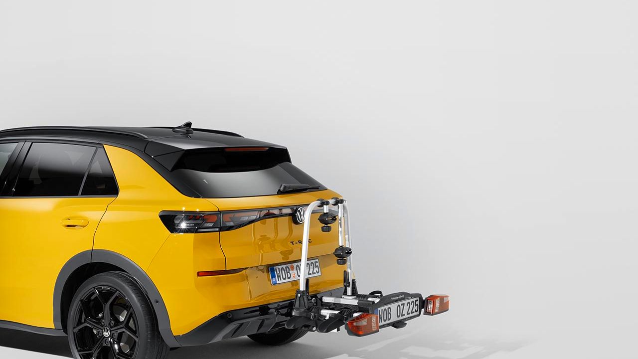Ein Volkswagen Fahrradheckträger am Heck eines gelben Volkswagen T-Roc.