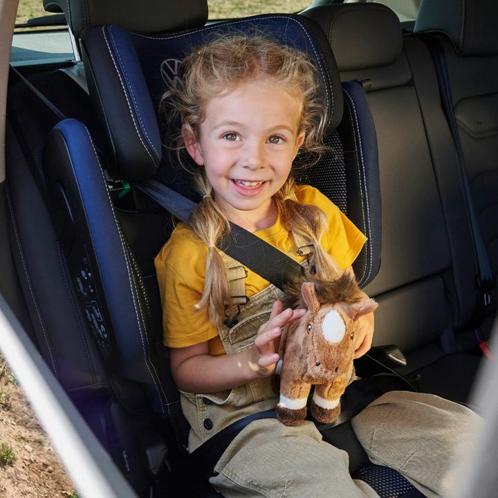 Ein Mädchen sitzt in einem Volkswagen Kindersitz