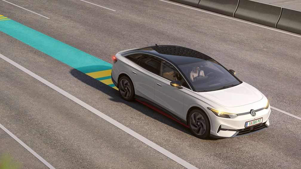 Illustration zeigt schematisch anhand eines VW ID.7 die Funktionsweise des Emergency Assist. 