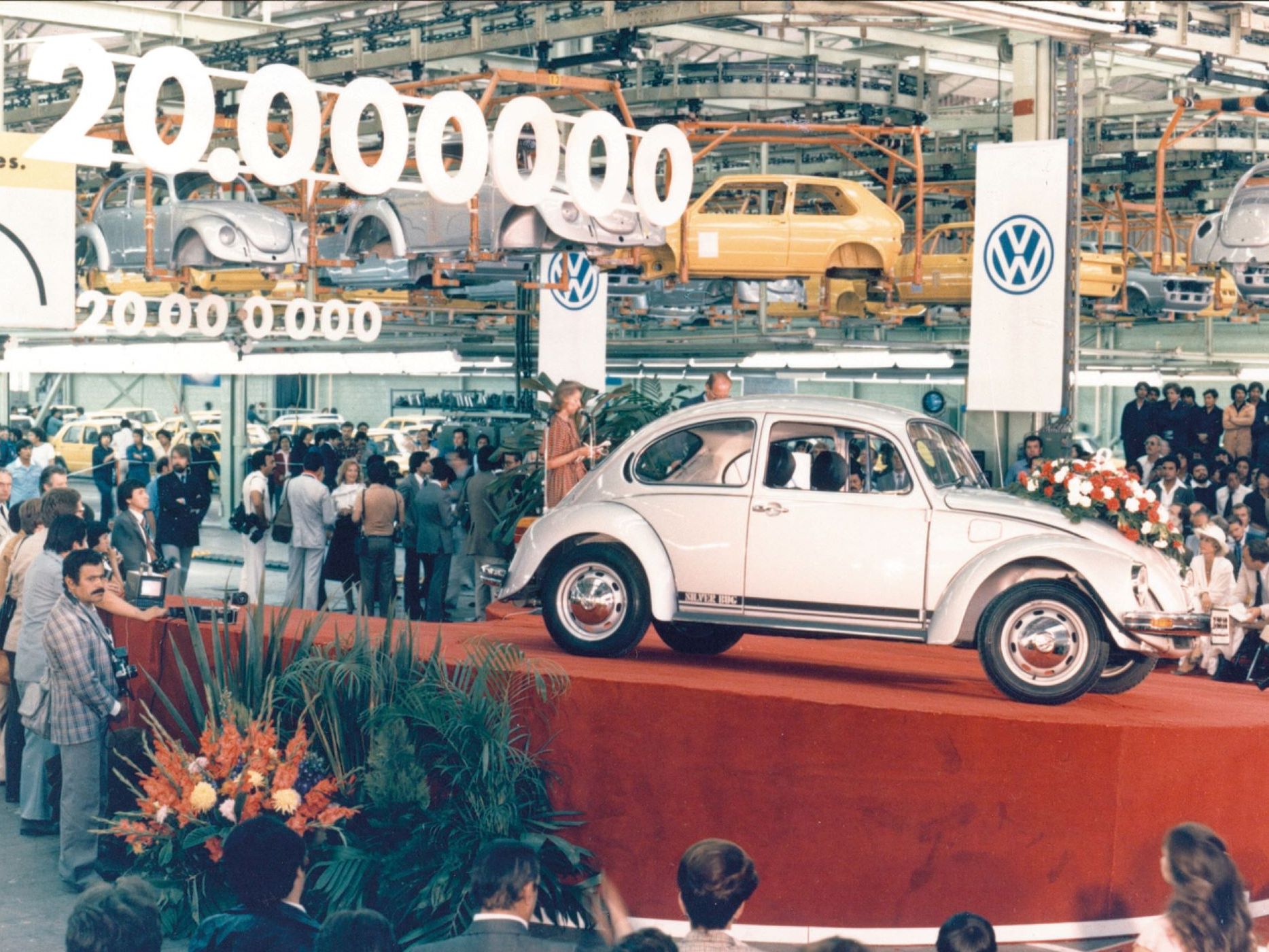 Der zwei Millionste VW Käfer wird präsentiert. 
