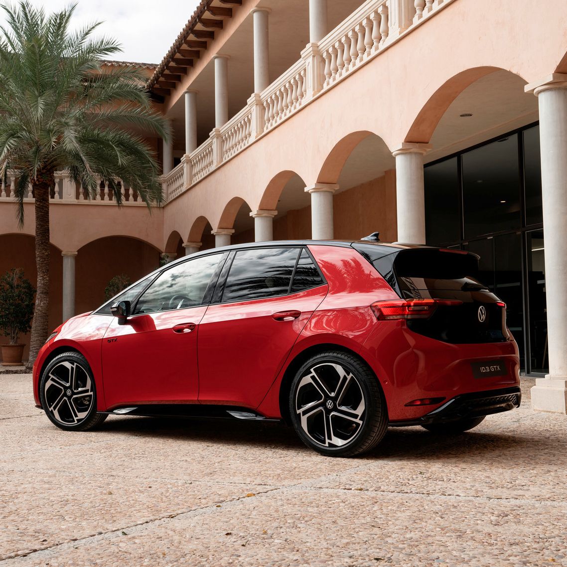 Ein roter VW ID.3 GTX in rot von der Seite geparkt vor einem Gebäude