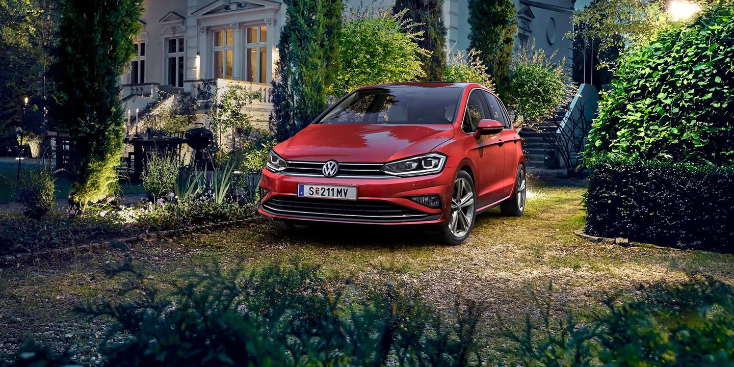 VW Golf Sportsvan Exterieur Frontansicht im Garten