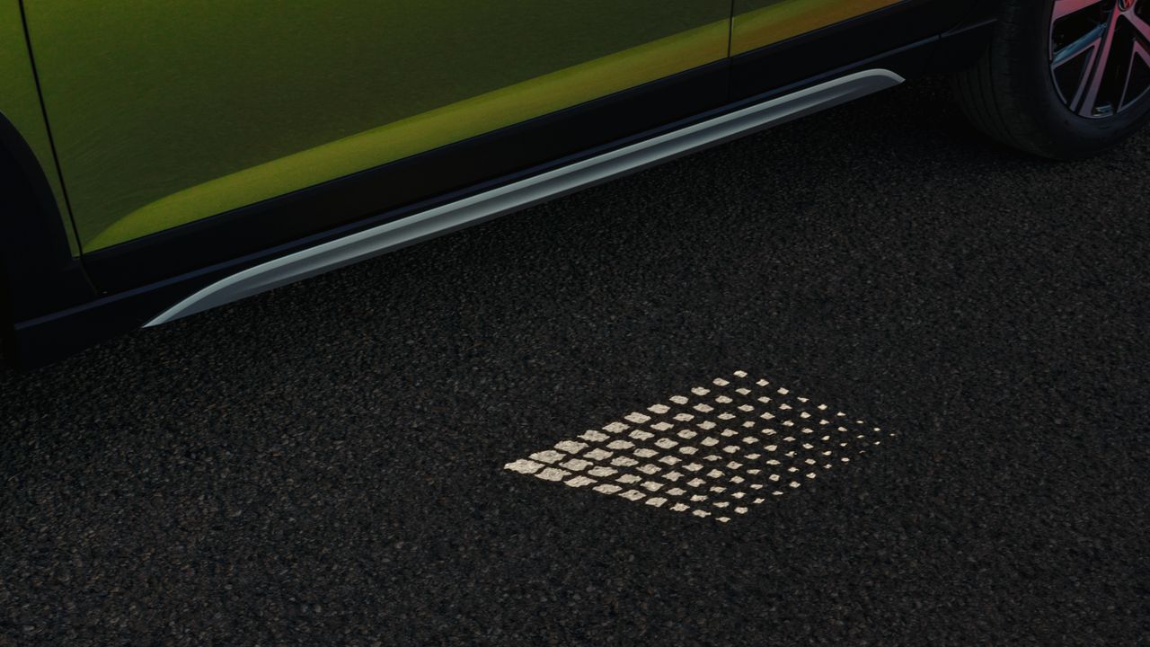 Lichtprojektion unter den Türen des VW Taigo