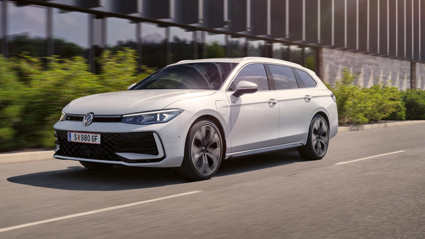 Ein weißer VW Passat R-Line fährt in einer Stadt