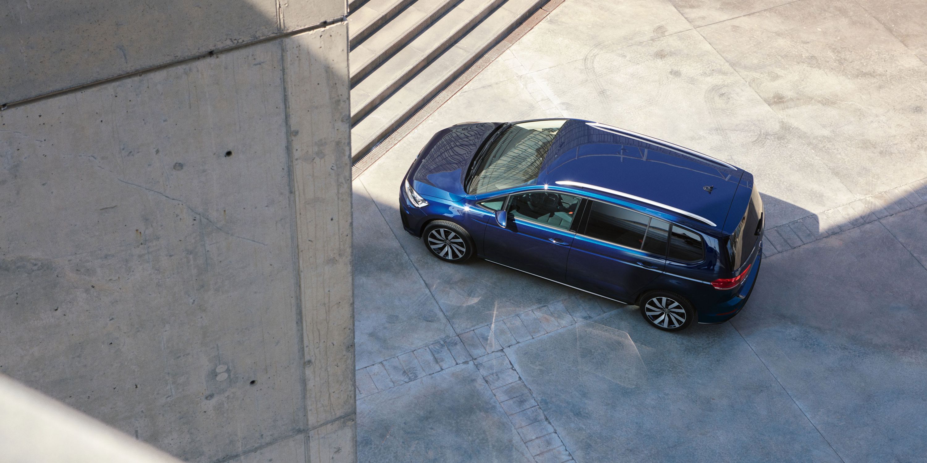 VW Touran in Atlantic Blue von schräg oben fotografiert