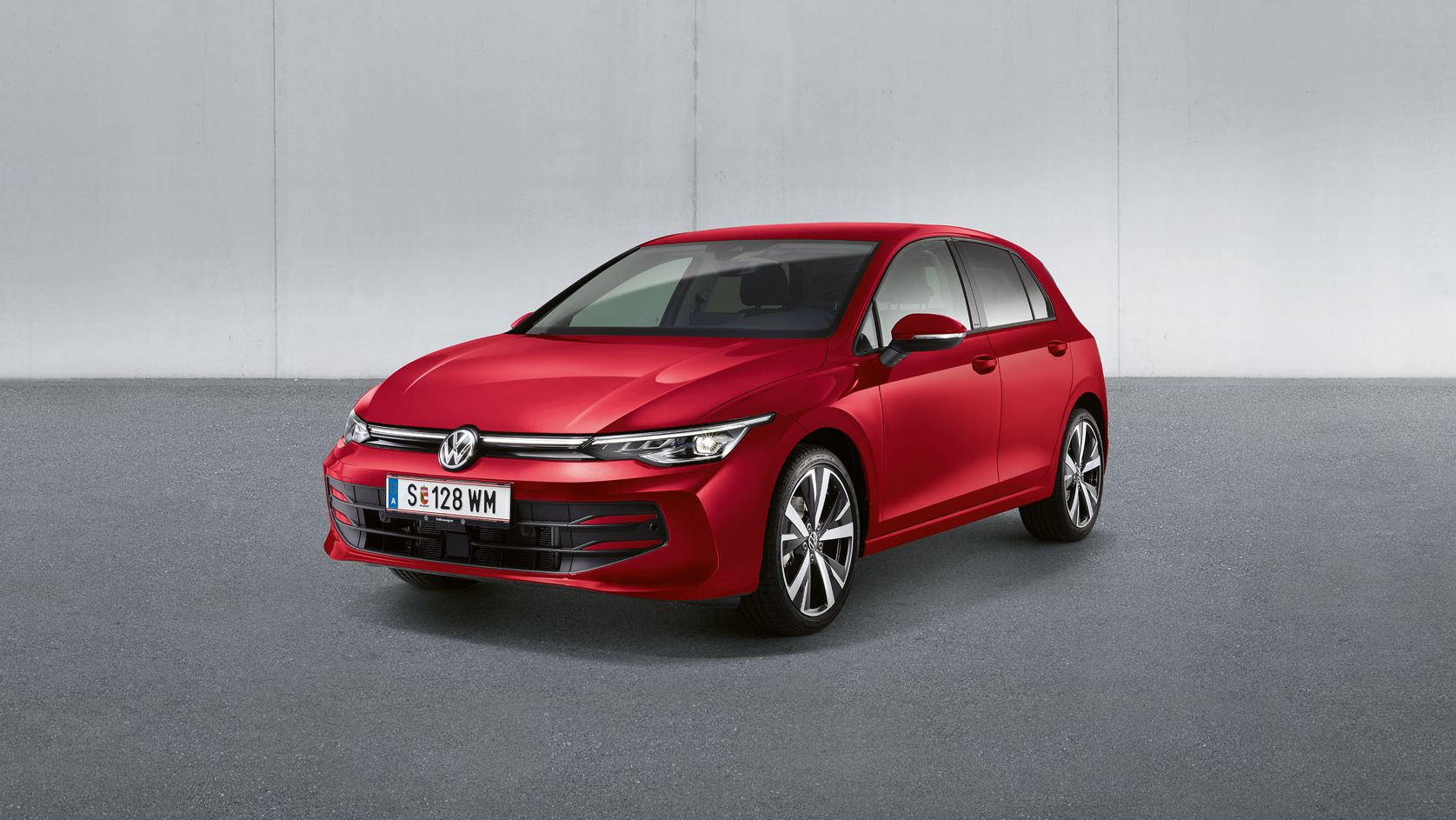 Ein roter VW Golf Rabbit schräg von vorne