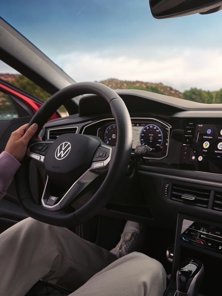 Detailansicht des Lenkrad, der Klimanlage, des Infotainmentsystems und des Digital Cockpits im VW Taigo R-Line