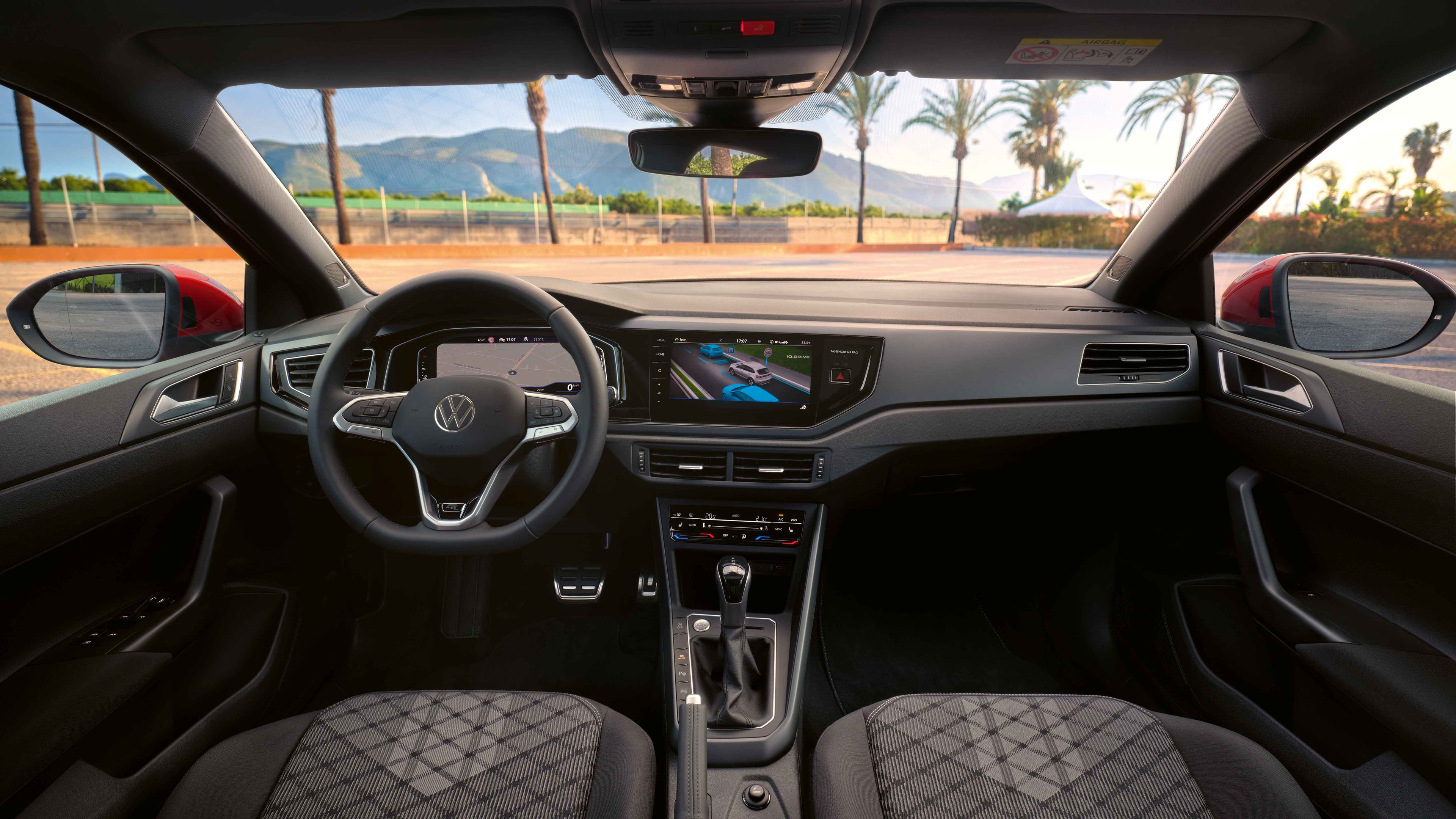 VW Taigo R-Line Interieur: Ansicht des kompletten Cockpits und der Vordersitze