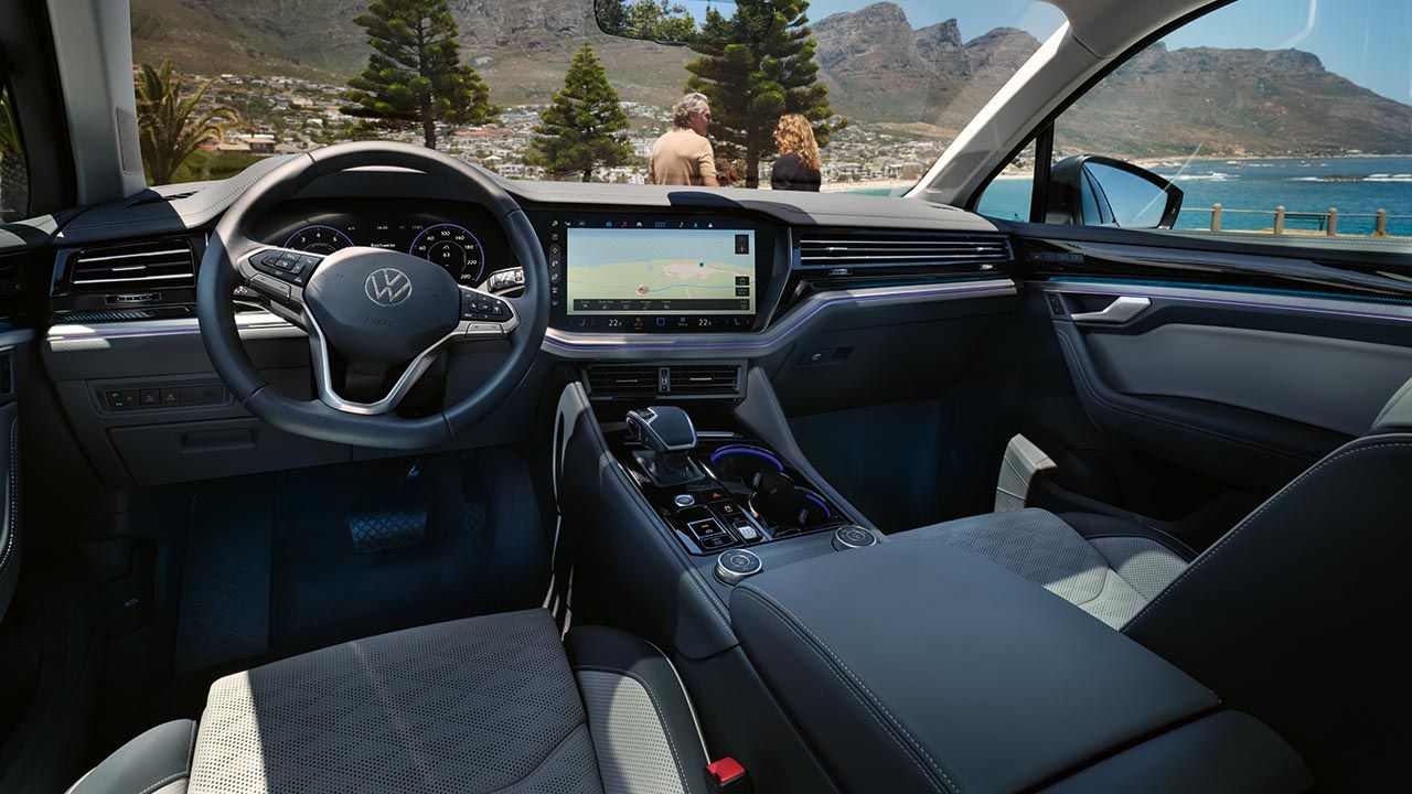 Interior vom Touareg aus Sicht vom Fahrersitz mit einem Paar außen zu sehen.
