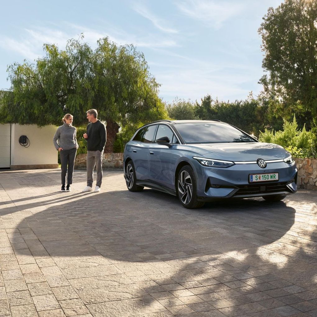 Mann und Frau gehen vor einem ID. her