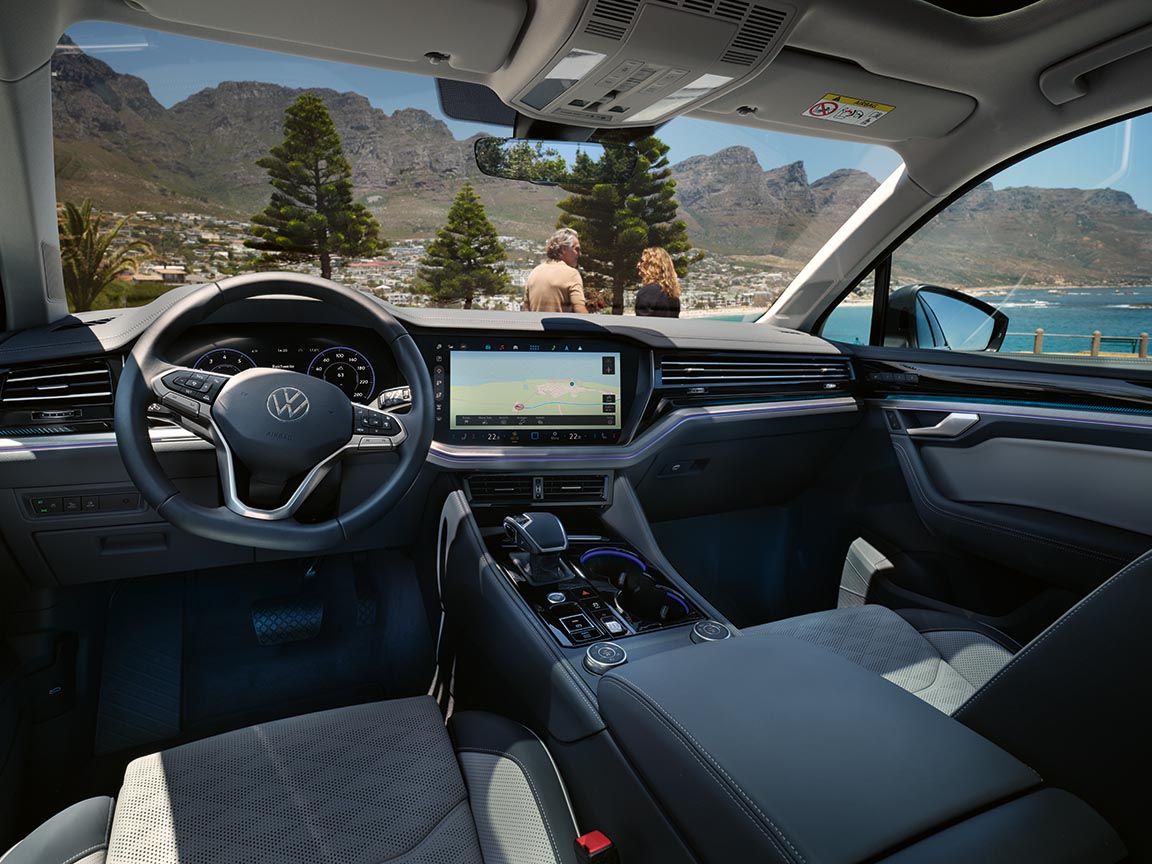 Blick auf Lenkrad, Dashboard und Sitze des VW Touareg Elegance.