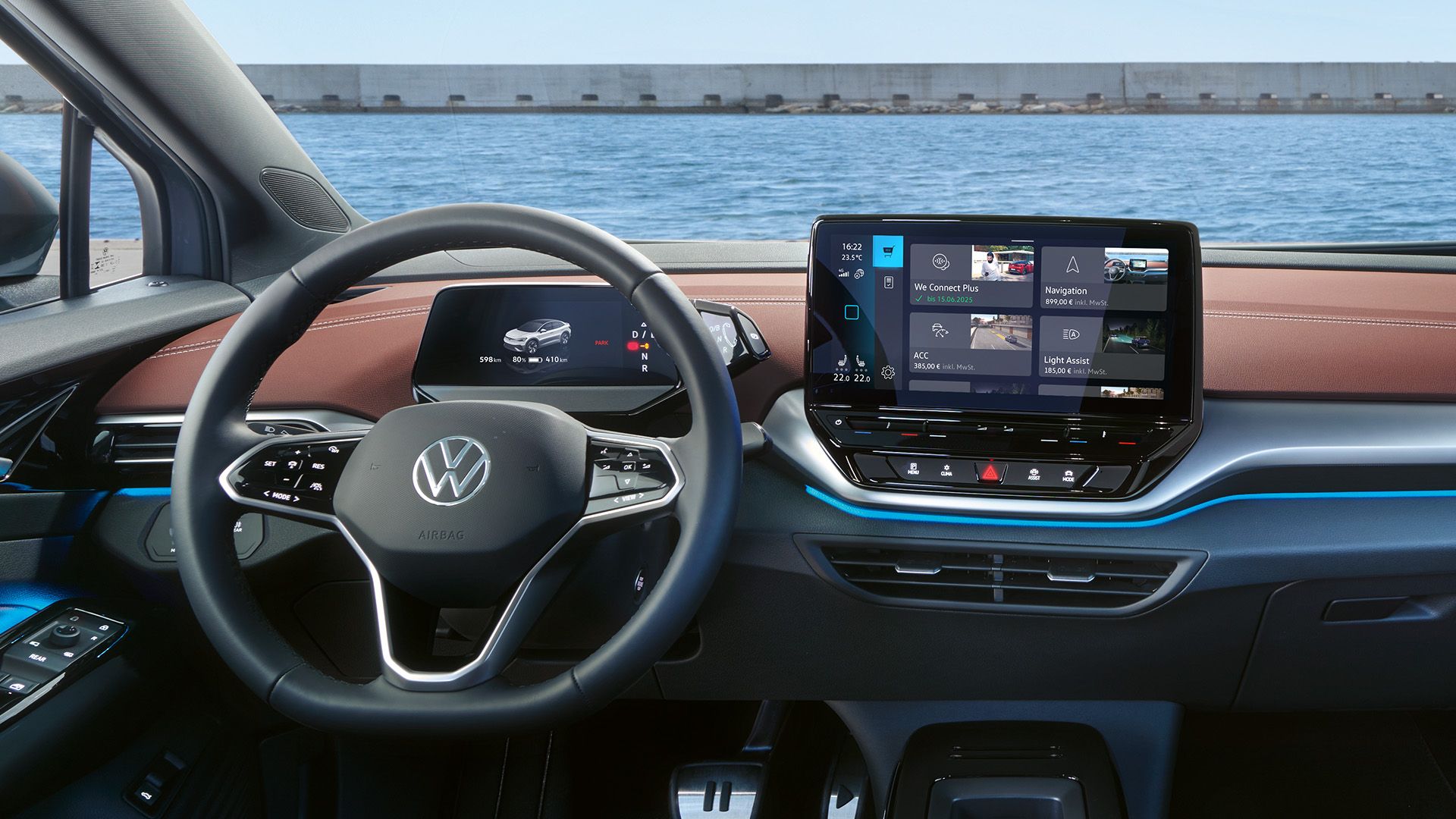 Digitales Cockpit des VW ID.5, Blick auf das Lenkrad und den Touchsreen, auf dem Display sieht man den In-Car Shop