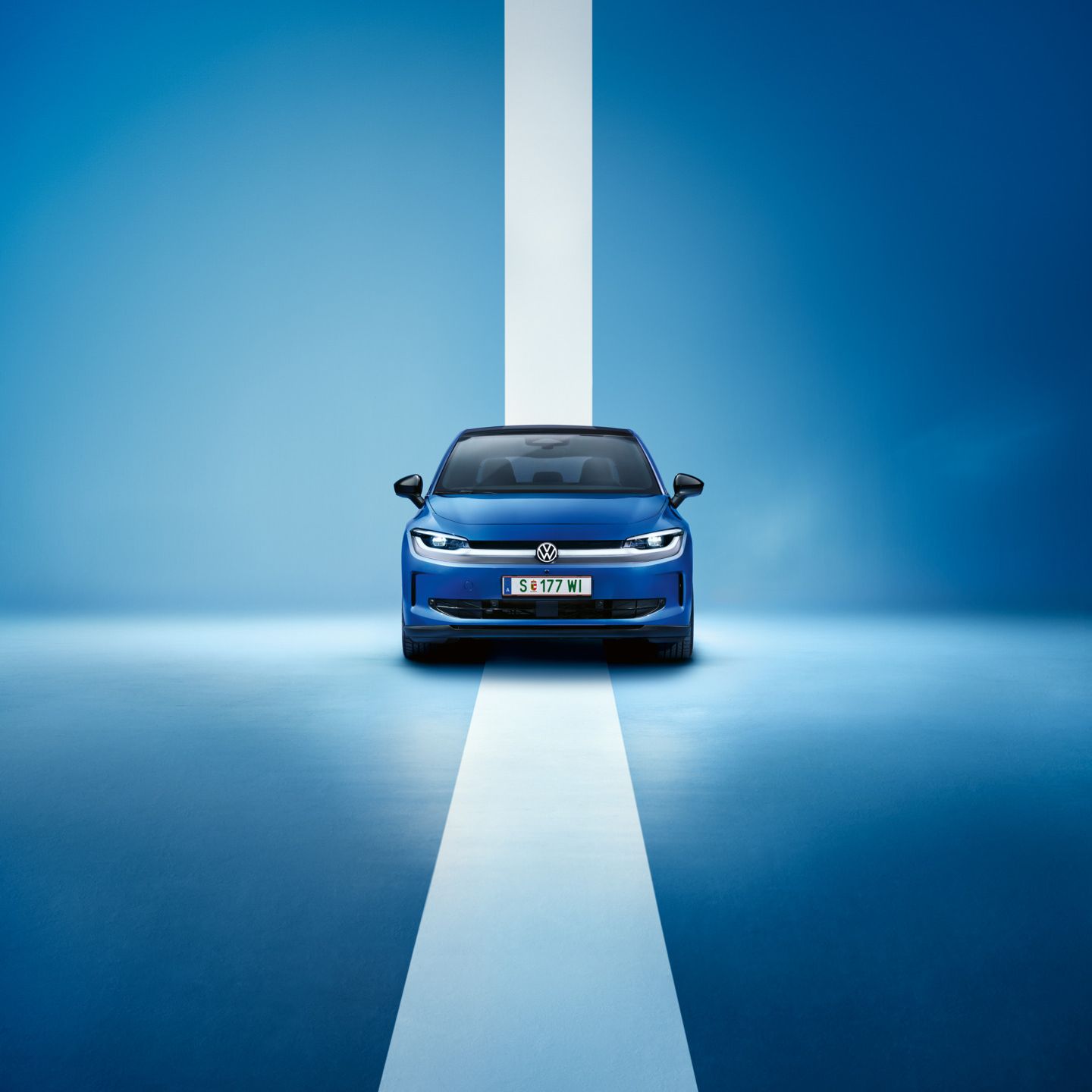 Frontansicht eines blauen VW ID. Polo Style vor einem hellblauen Hintergrund.