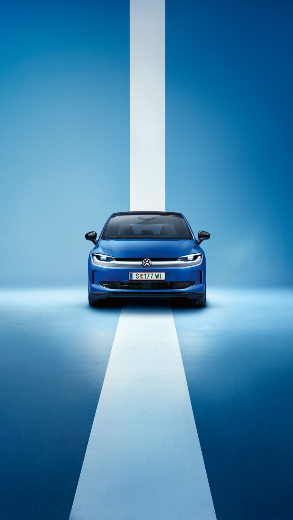 Frontansicht eines blauen VW ID. Polo Style vor einem hellblauen Hintergrund.