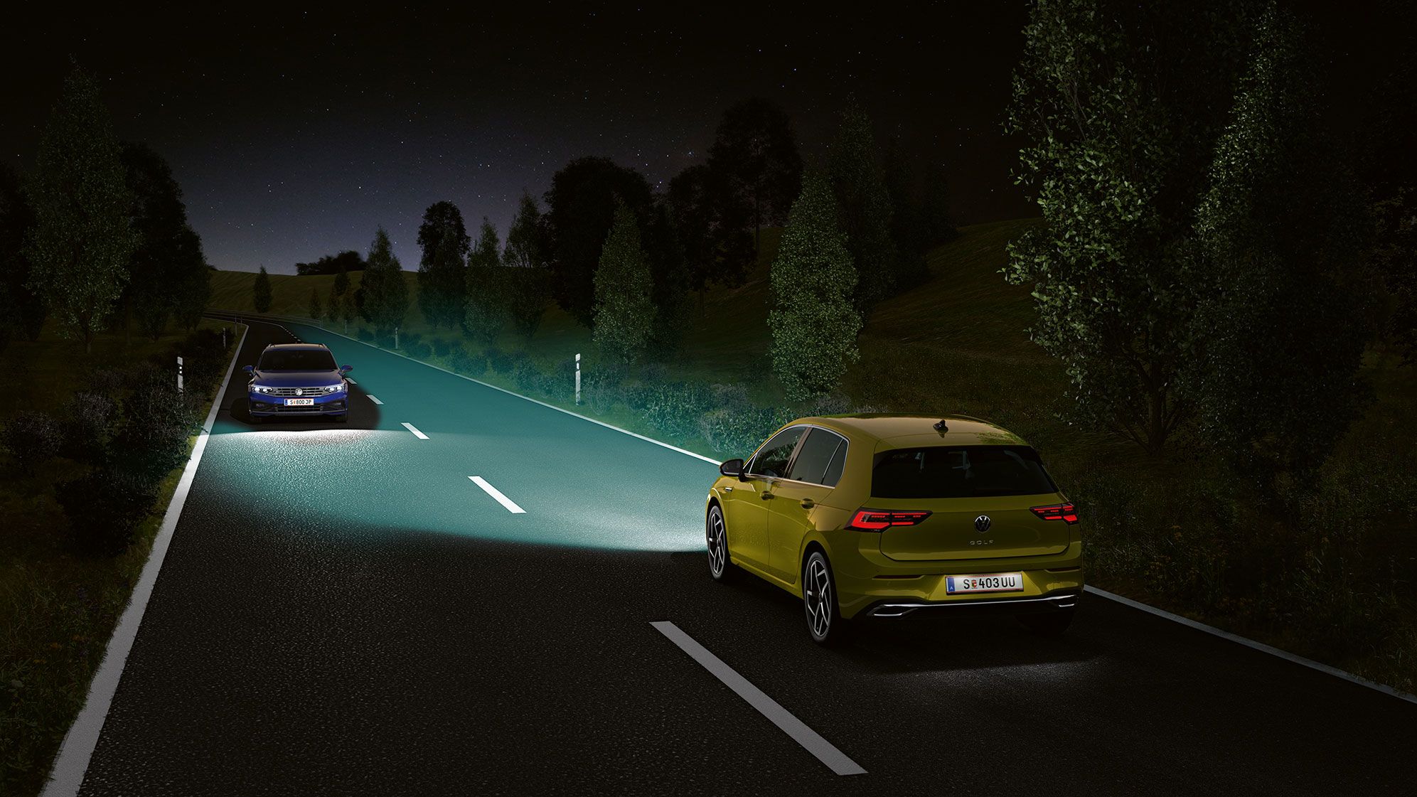 Golf 8 in der Nacht unterwegs auf der Straße mit beleuchtetem Kennzeichen und IQ Light.