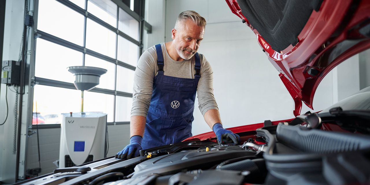 Volkswagen Service-Techniker beim Schnellservice