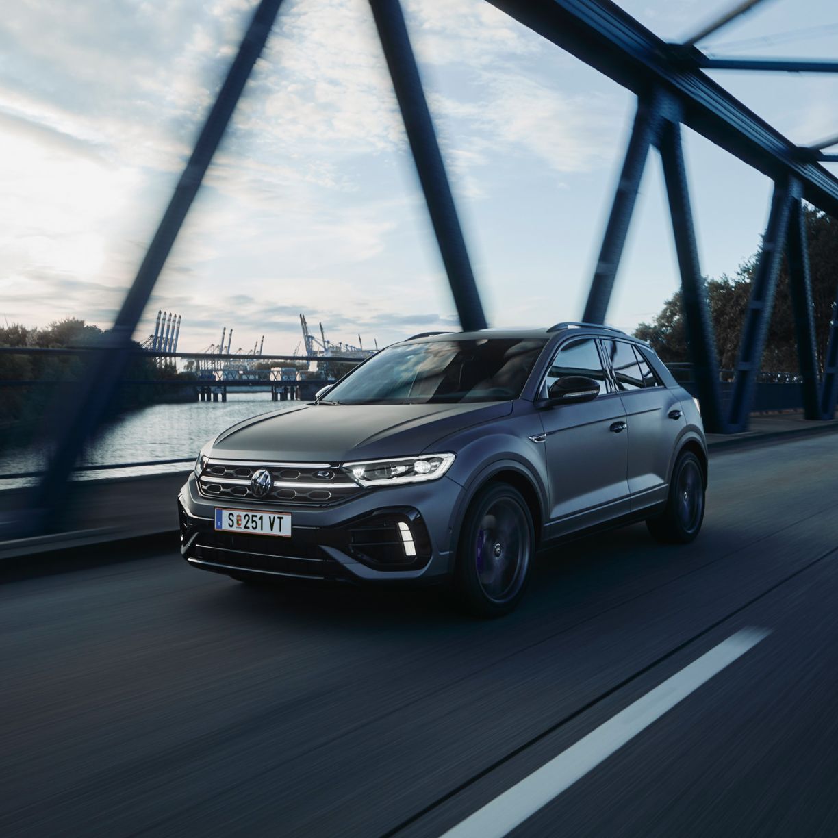 T-Roc R fährt auf einer Brücke. 
