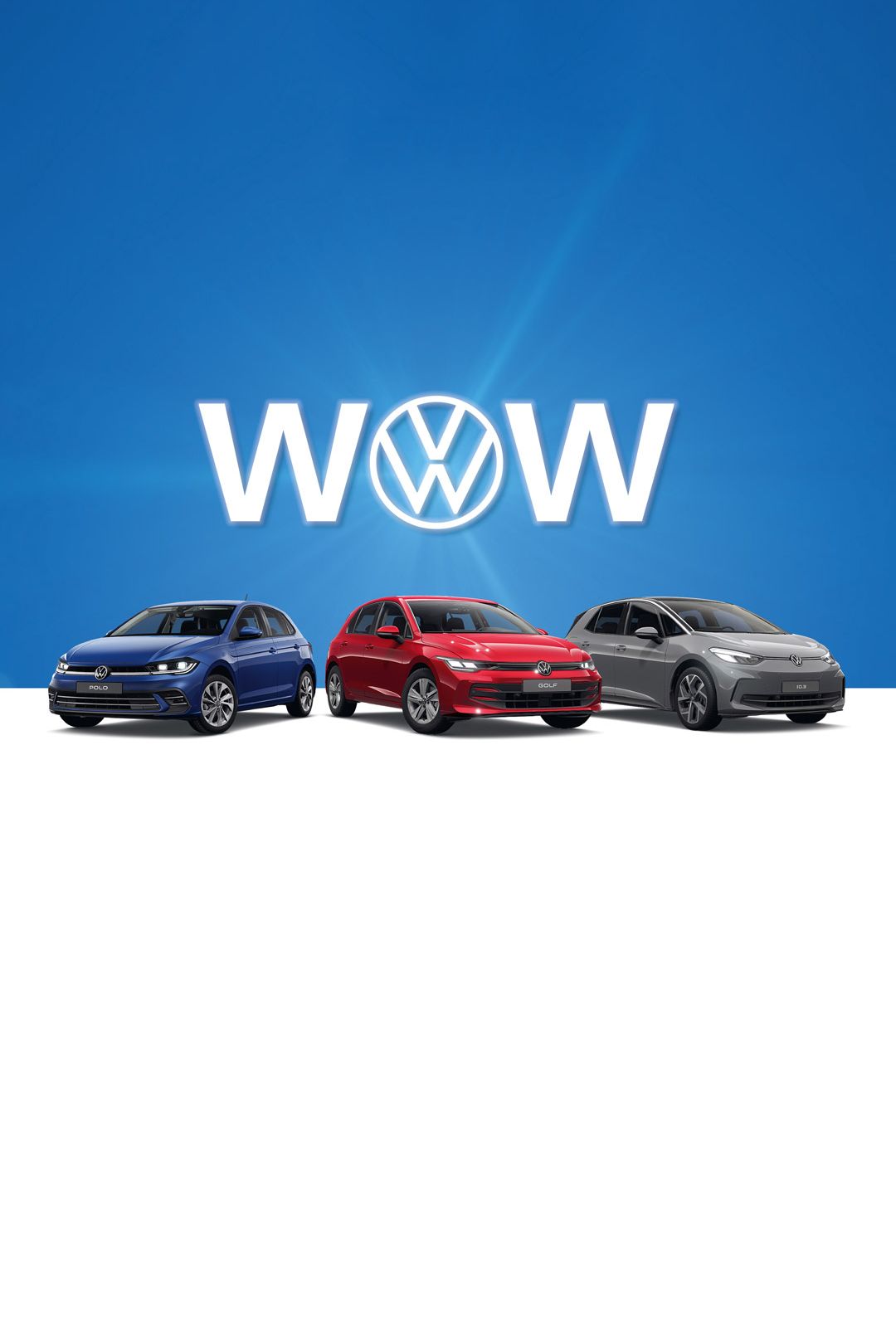 Drei Volkswagen-Modelle, ein Polo, Golf und ID.3 stehen nebeneinander vor einem blauen Hintergrund. Das Wort "WOW" ist groß geschrieben und das Volkswagen-Logo befindet sich mittig darüber. Von links nach rechts sind ein blaues, ein rotes und ein graues Auto zu sehen.