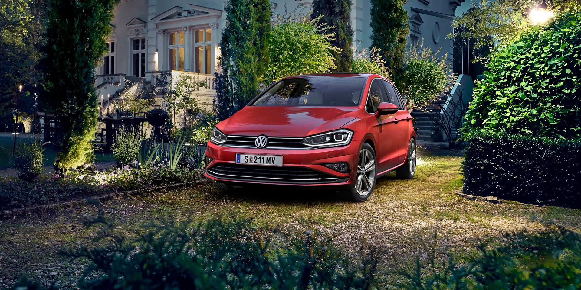 VW Golf Sportsvan Exterieur Frontansicht im Garten