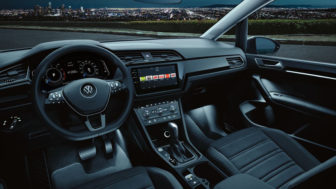 Interieur des VW Touran mit Ambientebeleuchtung