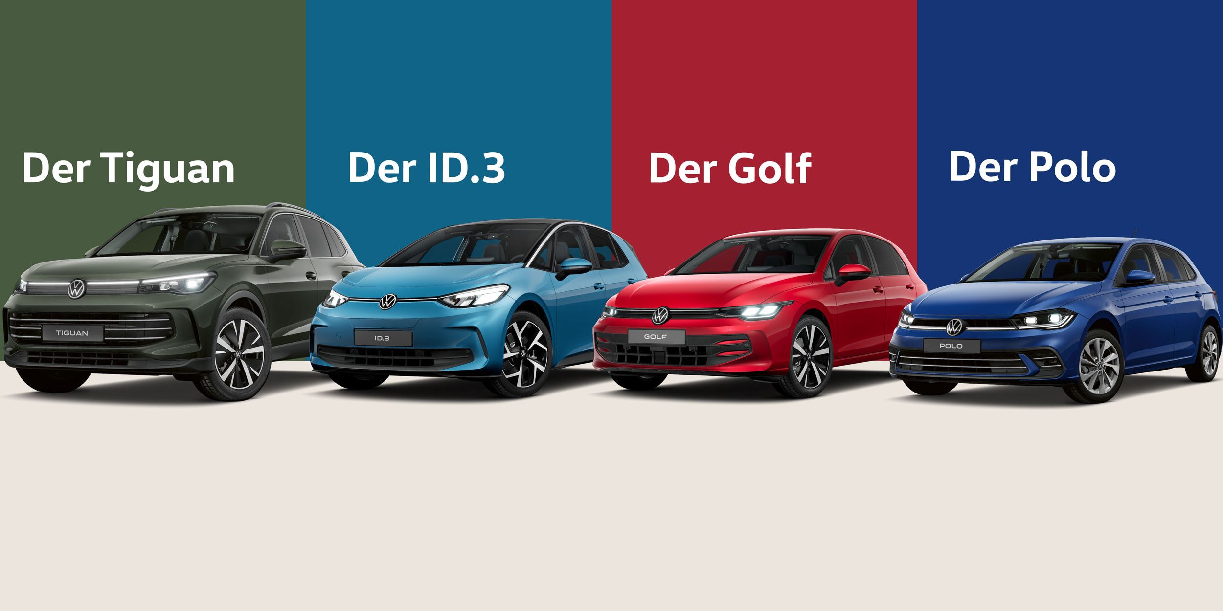 Vier Volkswagen-Modelle nebeneinander: Ein dunkelgrüner Tiguan, ein cyanfarbener ID.3, ein roter Golf und ein dunkelblauer Polo. Jedes Auto hat seinen Modellnamen über dem Fahrzeug. Die Hintergrundfarbe hinter jedem Auto spiegelt seine Hauptfarbe wider.