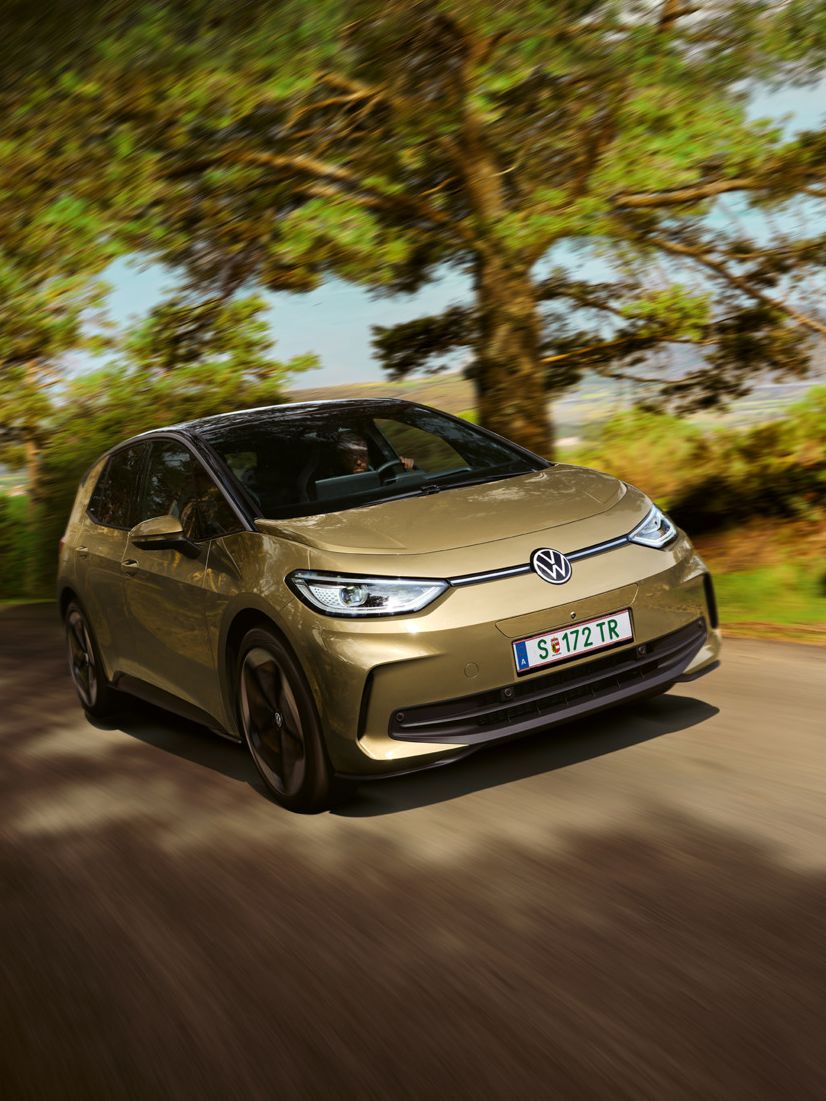 Ein ID.3 fährt über eine Landstraße. 