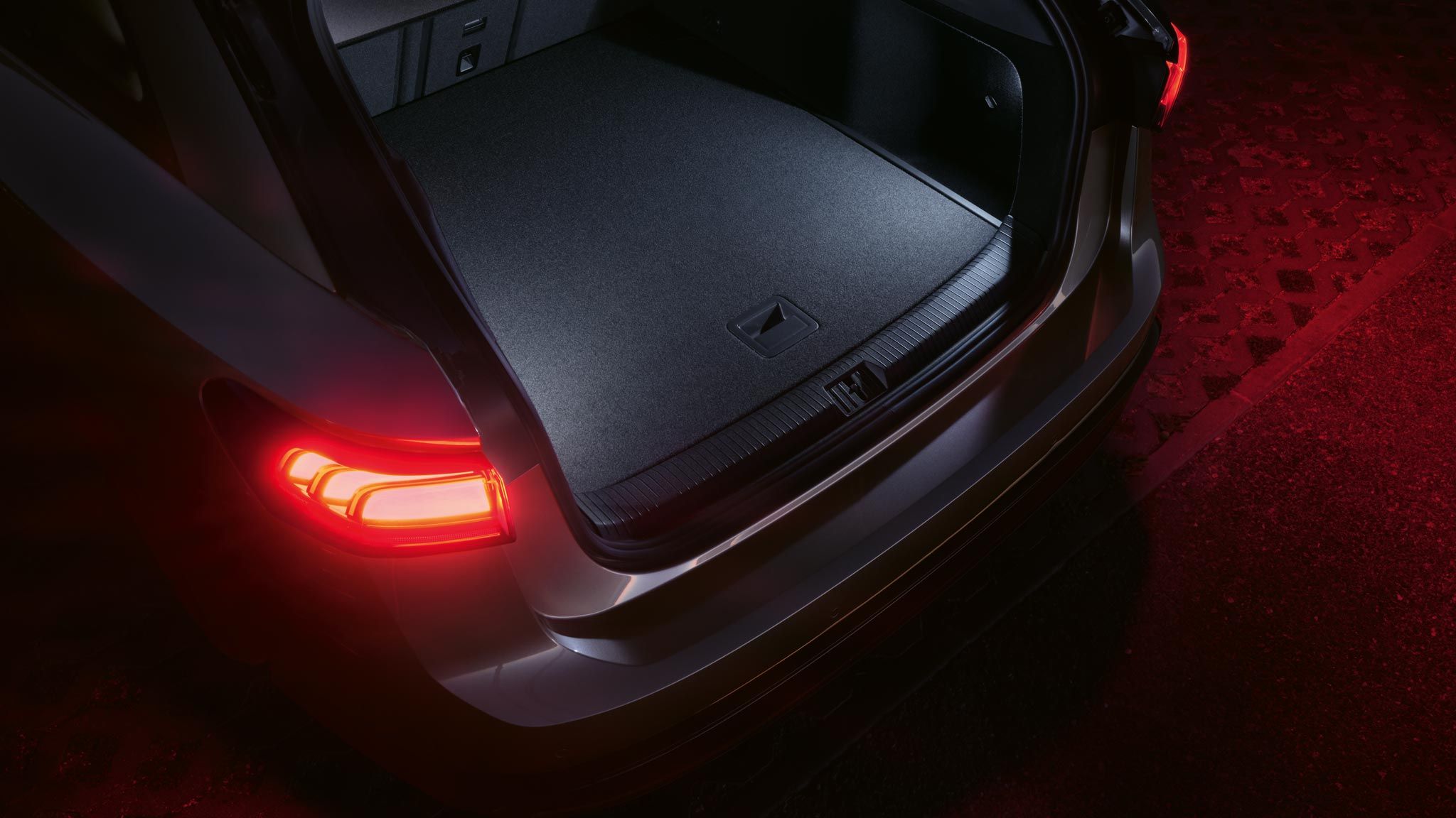 Kofferraum des VW ID.7 Tourer bei Nacht, von oben fotografiert