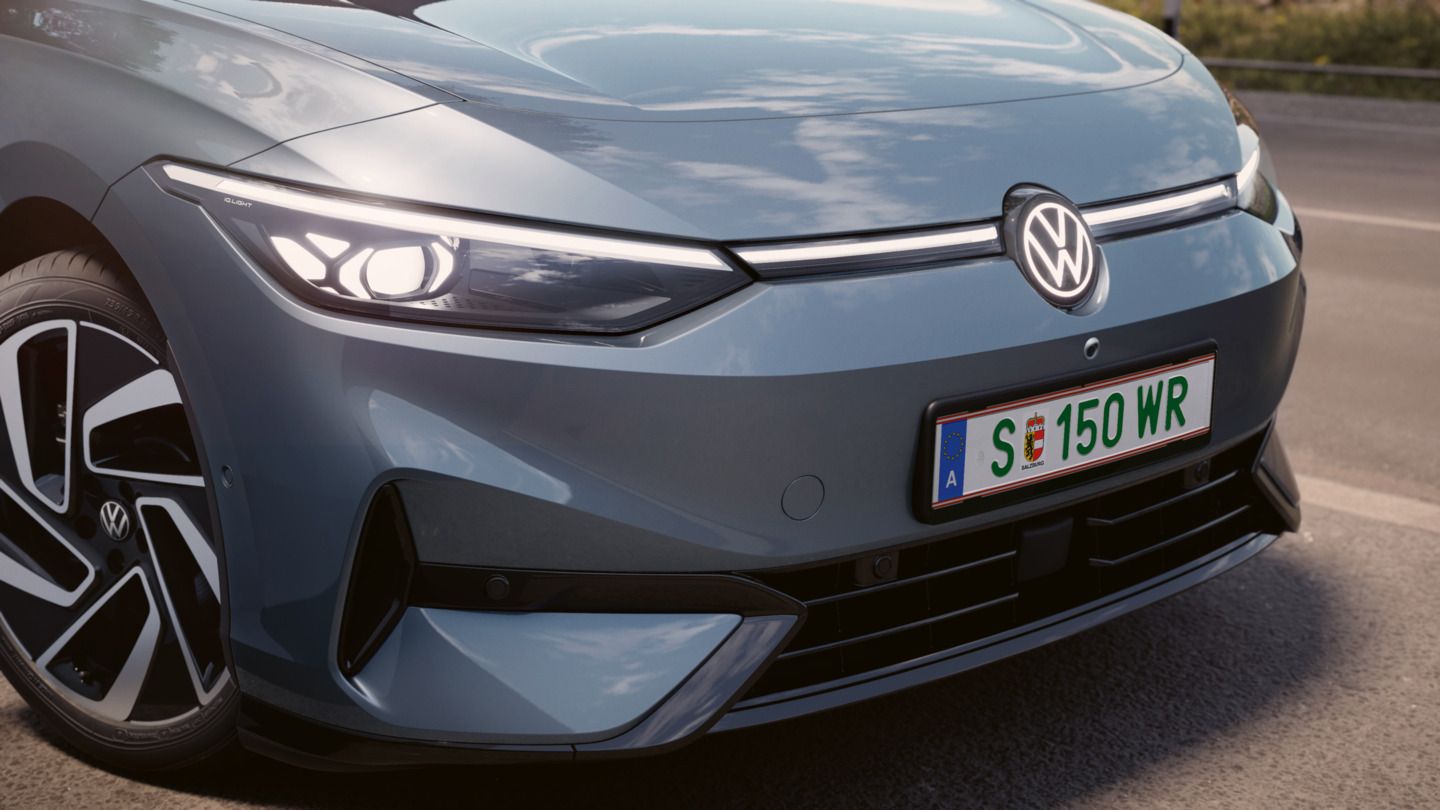 Die Frontansicht eines blauen VW ID.7 Tourer mit Front-Lichtsignatur.