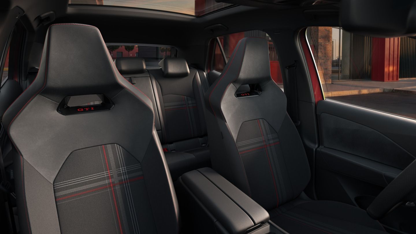 [AI-modified] – Blick auf die Vordersitze eines VW ID.3 GTI mit GTI-Karomuster
