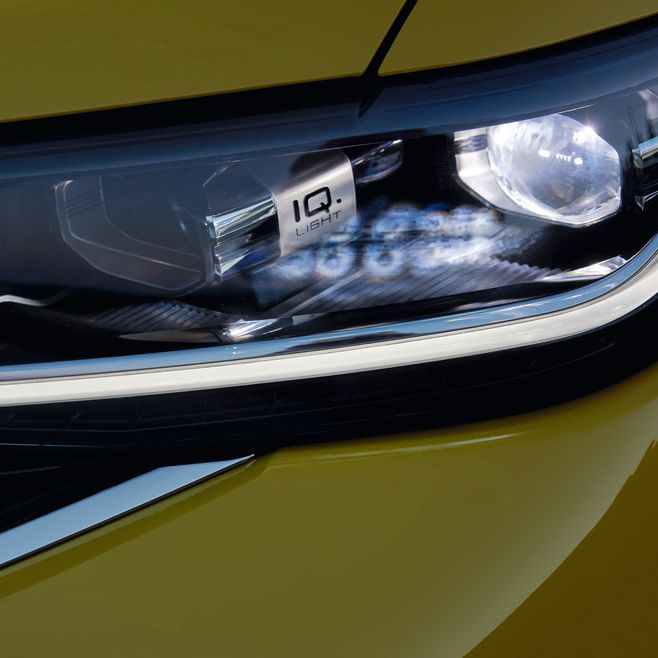 Detailansicht der Front-Lichtsignatur eines gelben VW T-Cross.