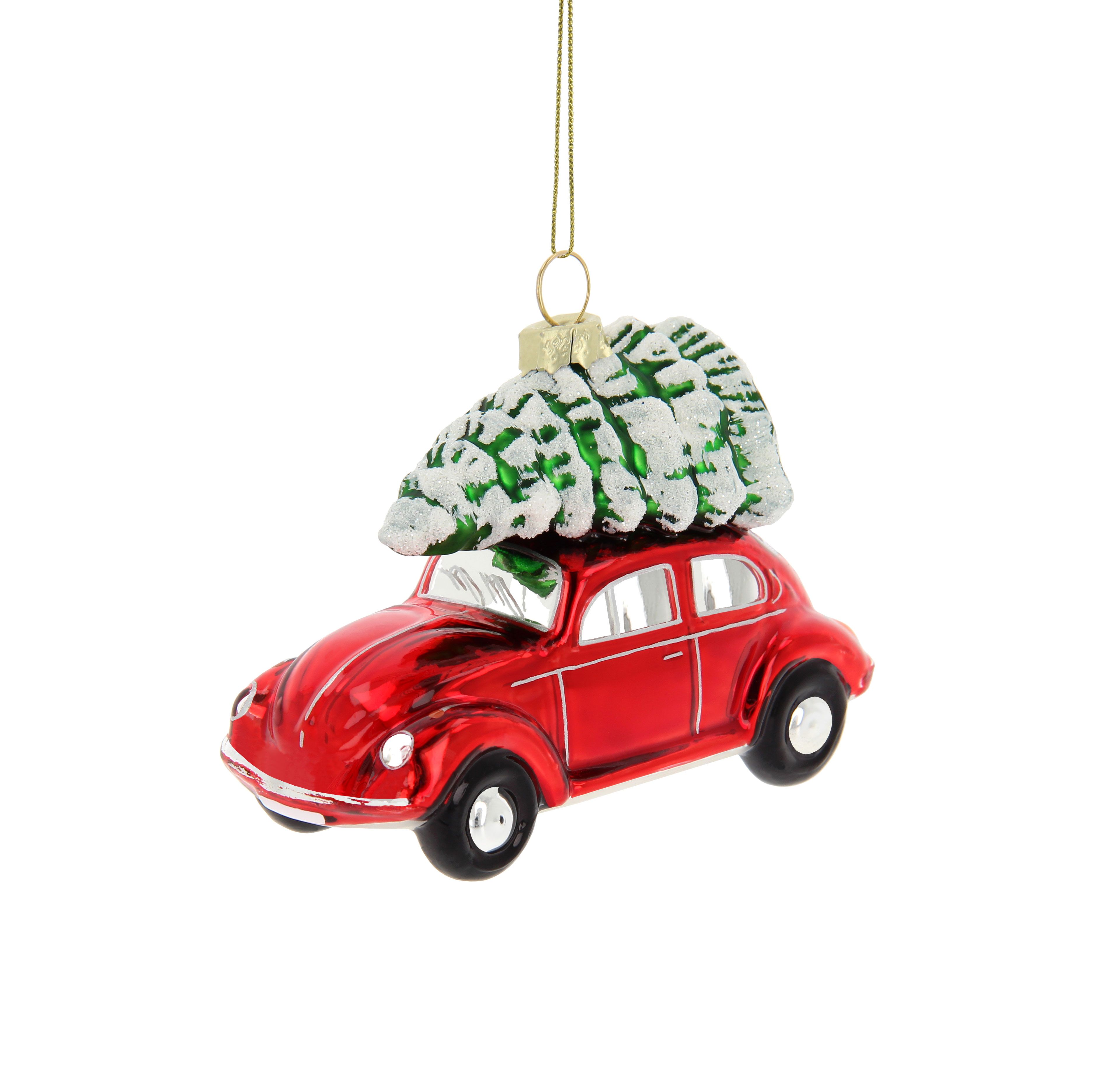 Ein rotes Spielzeugauto mit einem geschmückten Tannenbaum auf dem Dach, als Weihnachtsbaumschmuck aufgehängt.