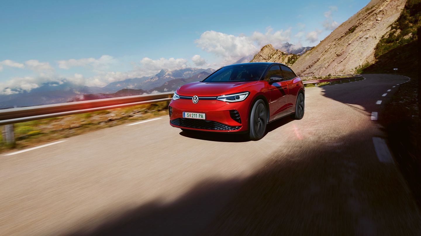 Ein roter VW ID.5 GTX fährt durch eine Berglandschaft.