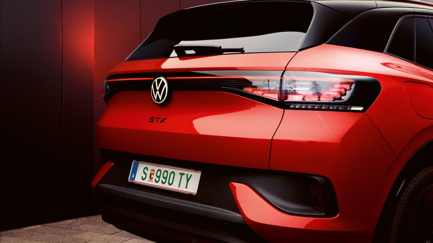 Detailansicht der Heck-Lichtsignatur eines roten VW ID.4 GTX.