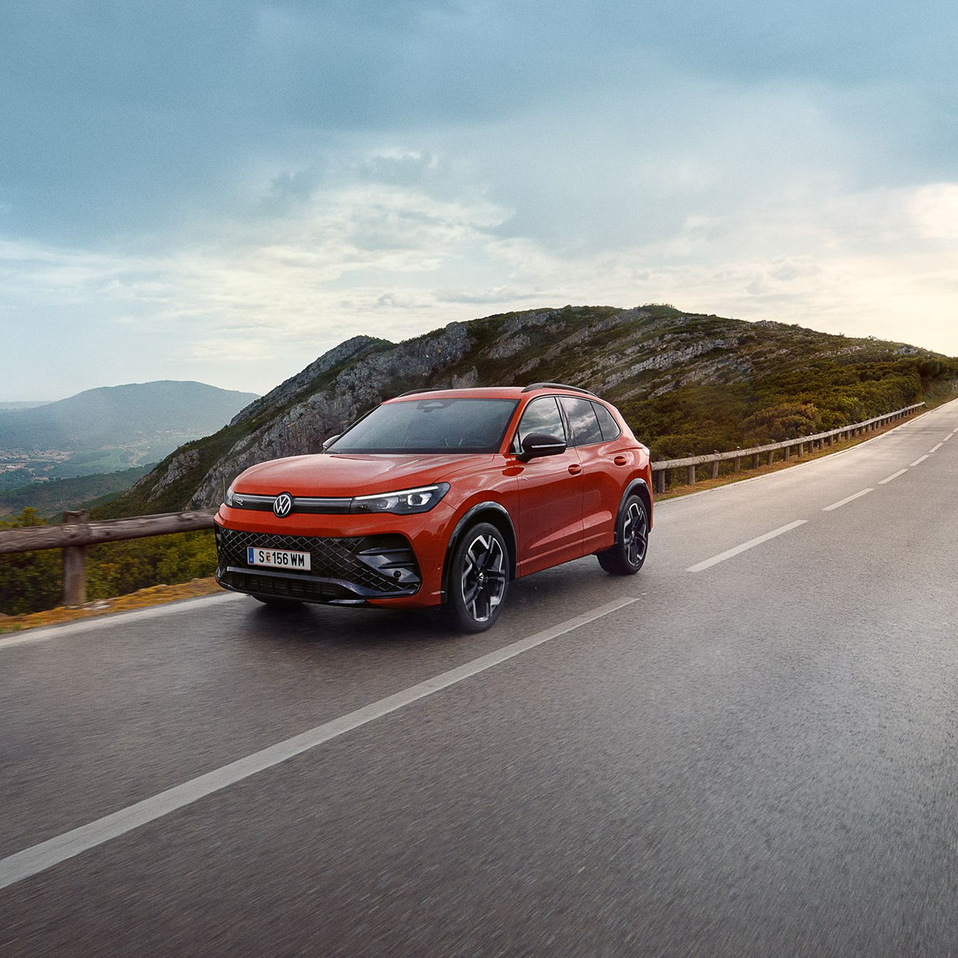 Roter VW Tiguan R-Line fährt auf Landstraße