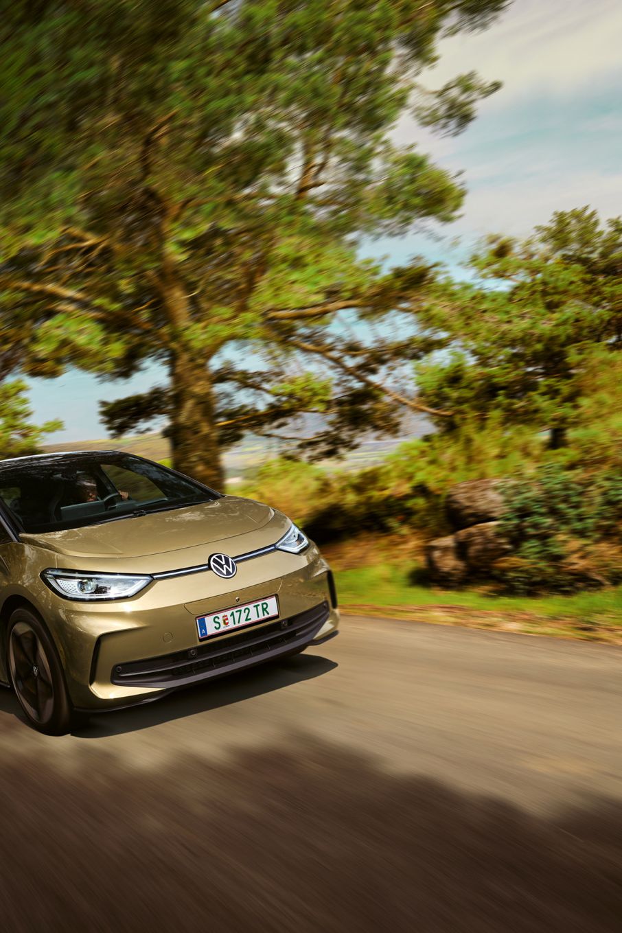 Ein ID.3 fährt über eine Landstraße. 