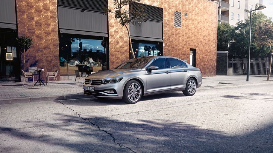 VW Passat Limousine steht geparkt vor einem Café 