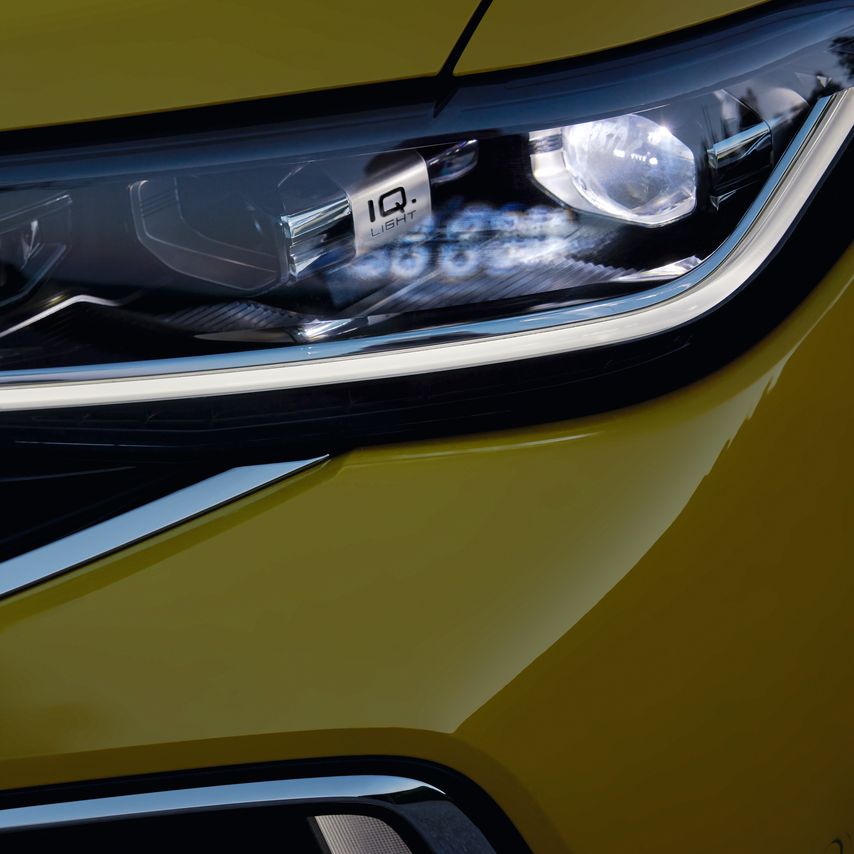 Detailansicht der Front-Lichtsignatur eines gelben VW T-Cross.