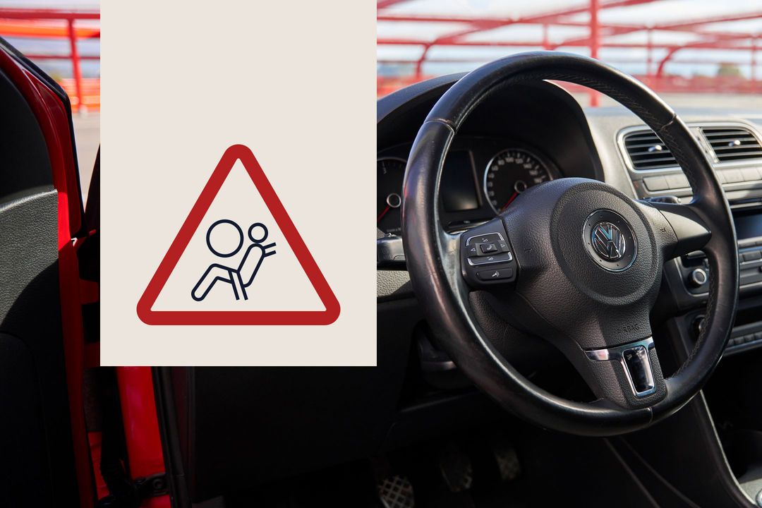 Innenraum eines Autos mit Blick auf Lenkrad und Armaturenbrett, daneben ein dreieckiges Warnsymbol mit einem stilisierten Airbag und einer Person. Das Symbol weist auf den Airbag hin und warnt vor möglicher Gefahr im Zusammenhang mit seinem Auslösen.