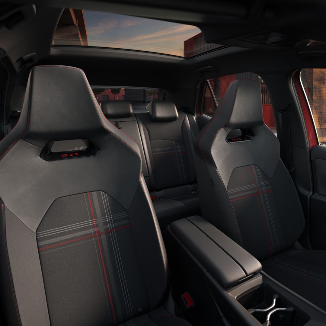 [AI-modified] – Blick auf die Vordersitze eines VW ID.3 GTI mit GTI-Karomuster