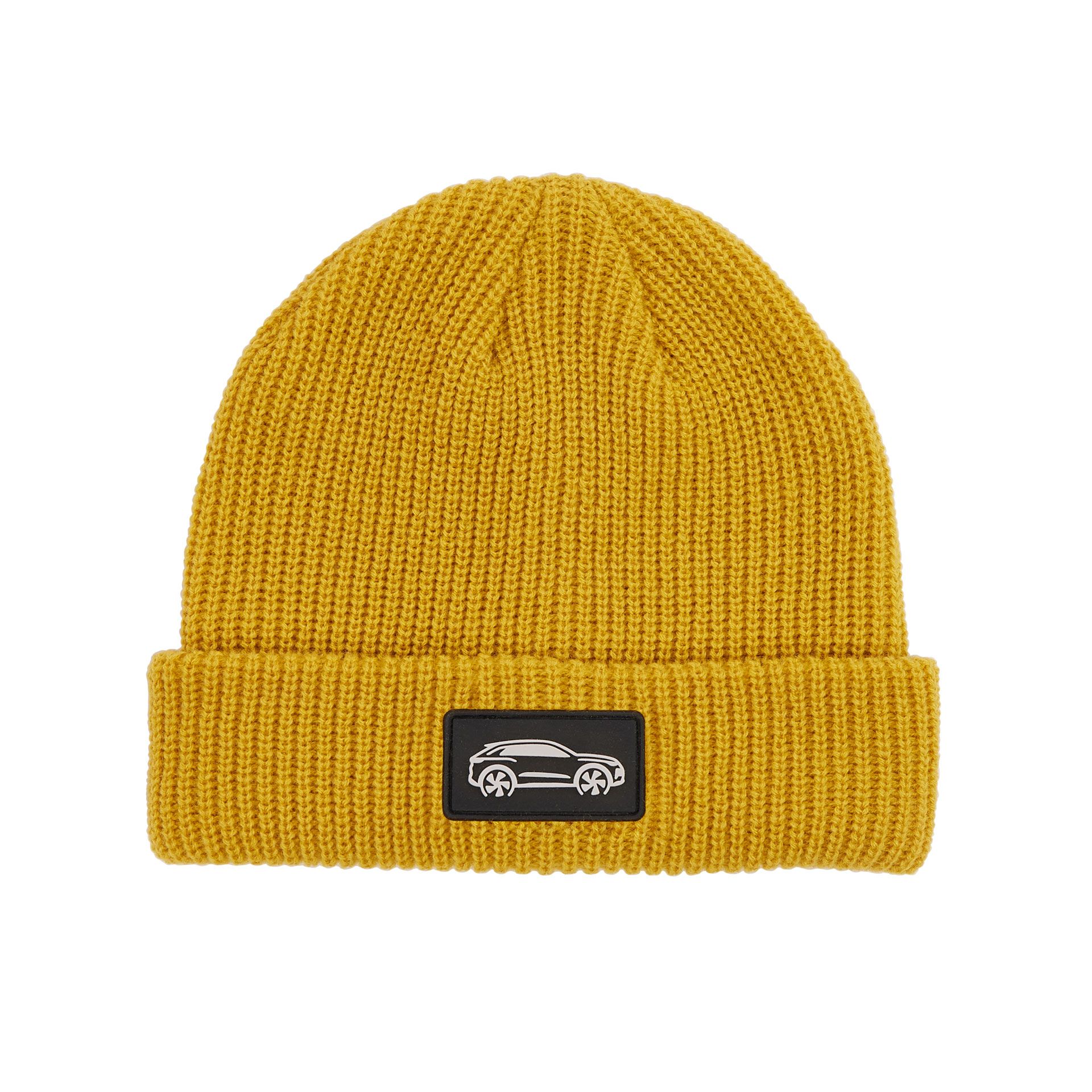 Eine senfgelbe Strickmütze mit einer eingestickten schwarzen Plakette auf der Vorderseite, die ein weißes Autologo zeigt.