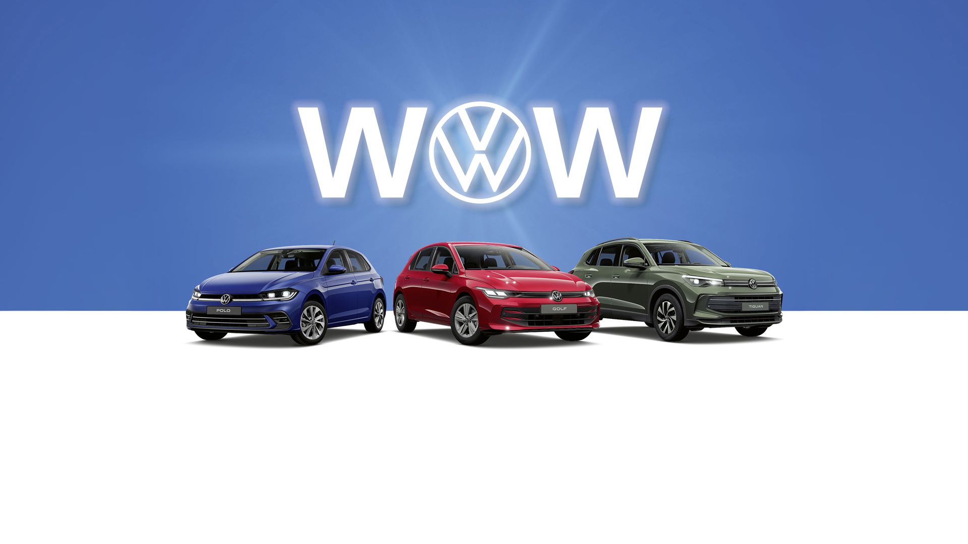 Drei Volkswagen-Autos, ein Polo, Golf und ein Tiguan stehen nebeneinander vor einem blauen Hintergrund. Hinter den Autos ist das Volkswagen-Logo und das Wort "WOW" zu sehen. Die Autos sind von links nach rechts blau, rot und grau.