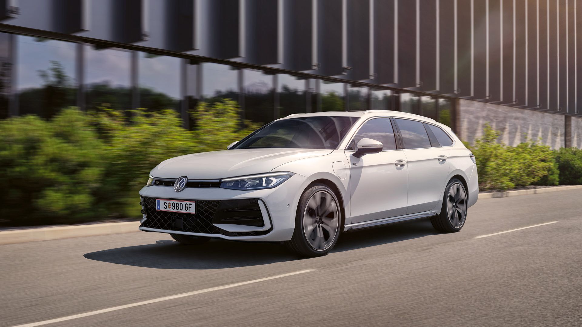 Ein weißer VW Passat R-Line fährt in einer Stadt