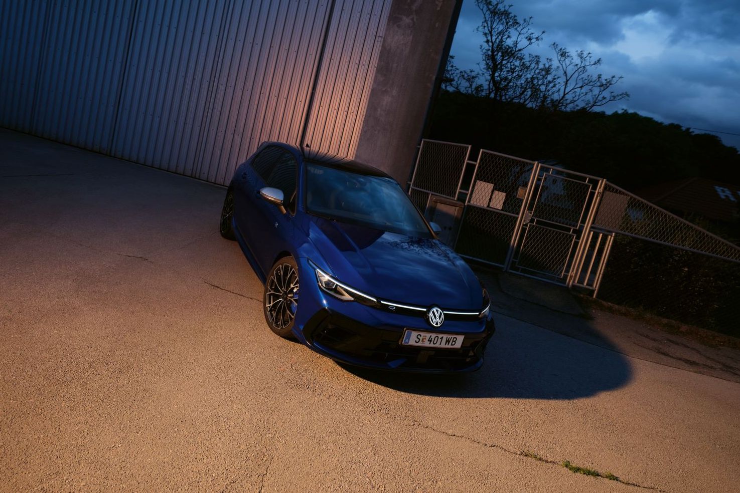 Golf R parkt schräg vor einer Halle