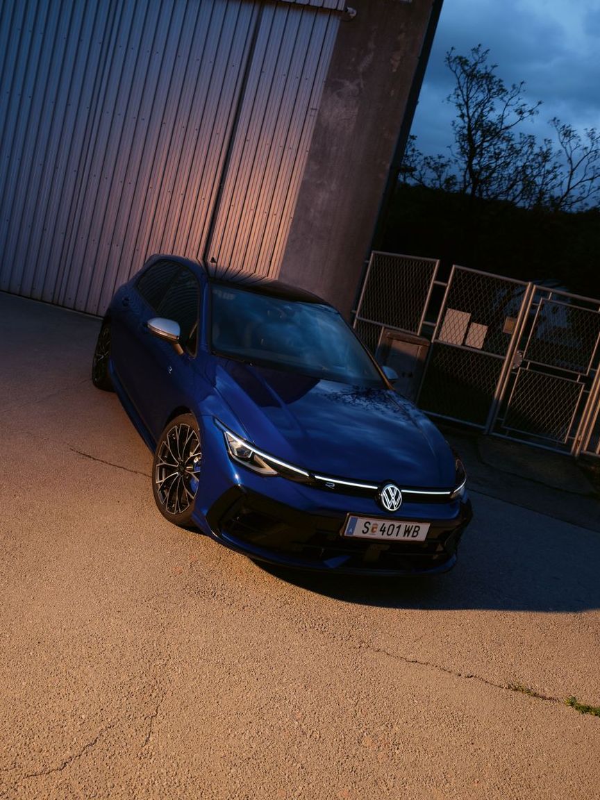 Golf R parkt schräg vor einer Halle