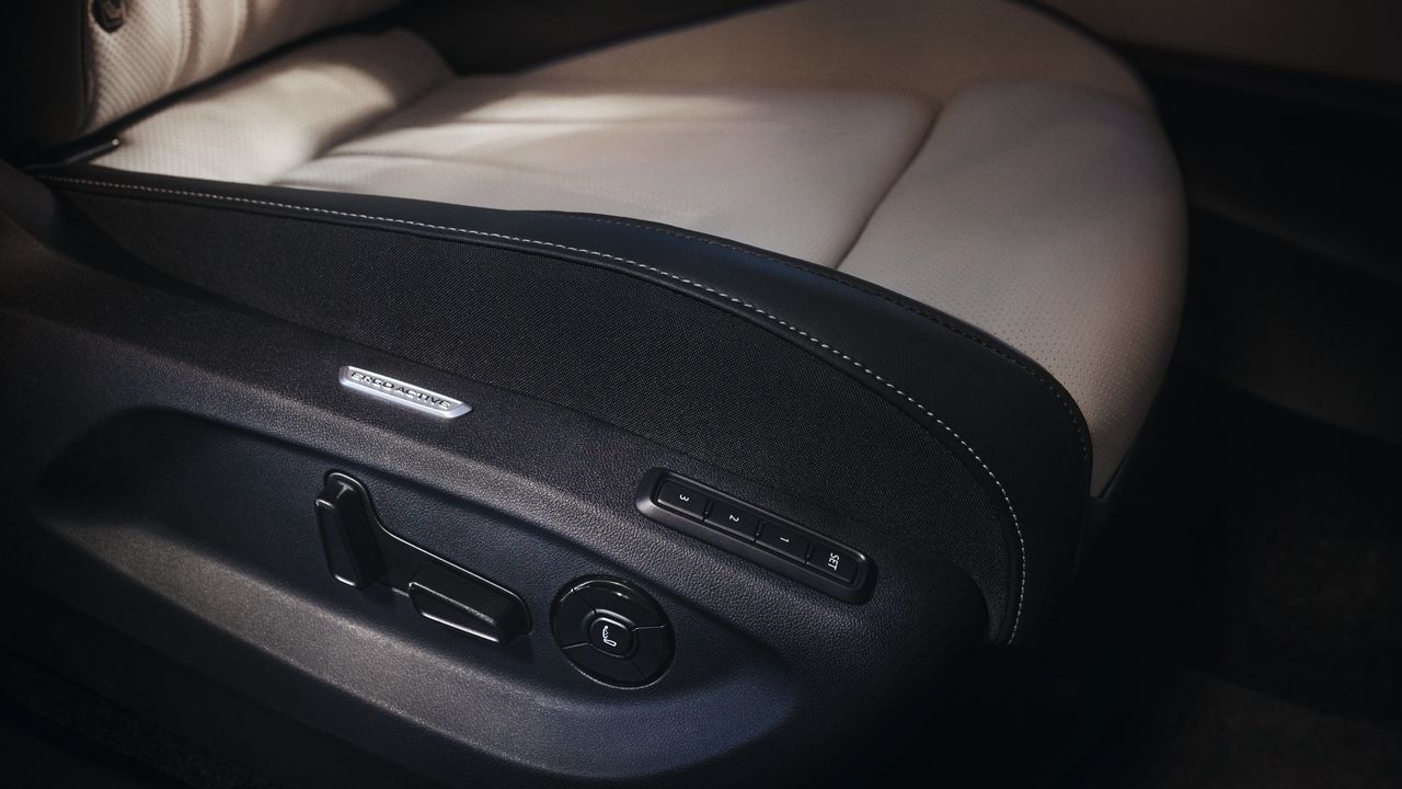 Ventilation am Fahrersitz des VW Tiguan sowie Schalteransicht zur elektrischen Sitzverstellung und Bedienung der Massagefunktion. 
