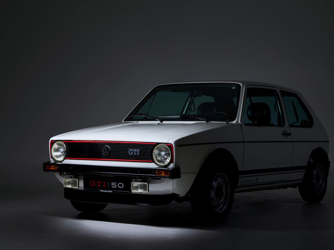 Der Golf GTI 1 mit weißer Lackierung schräg von vorne.