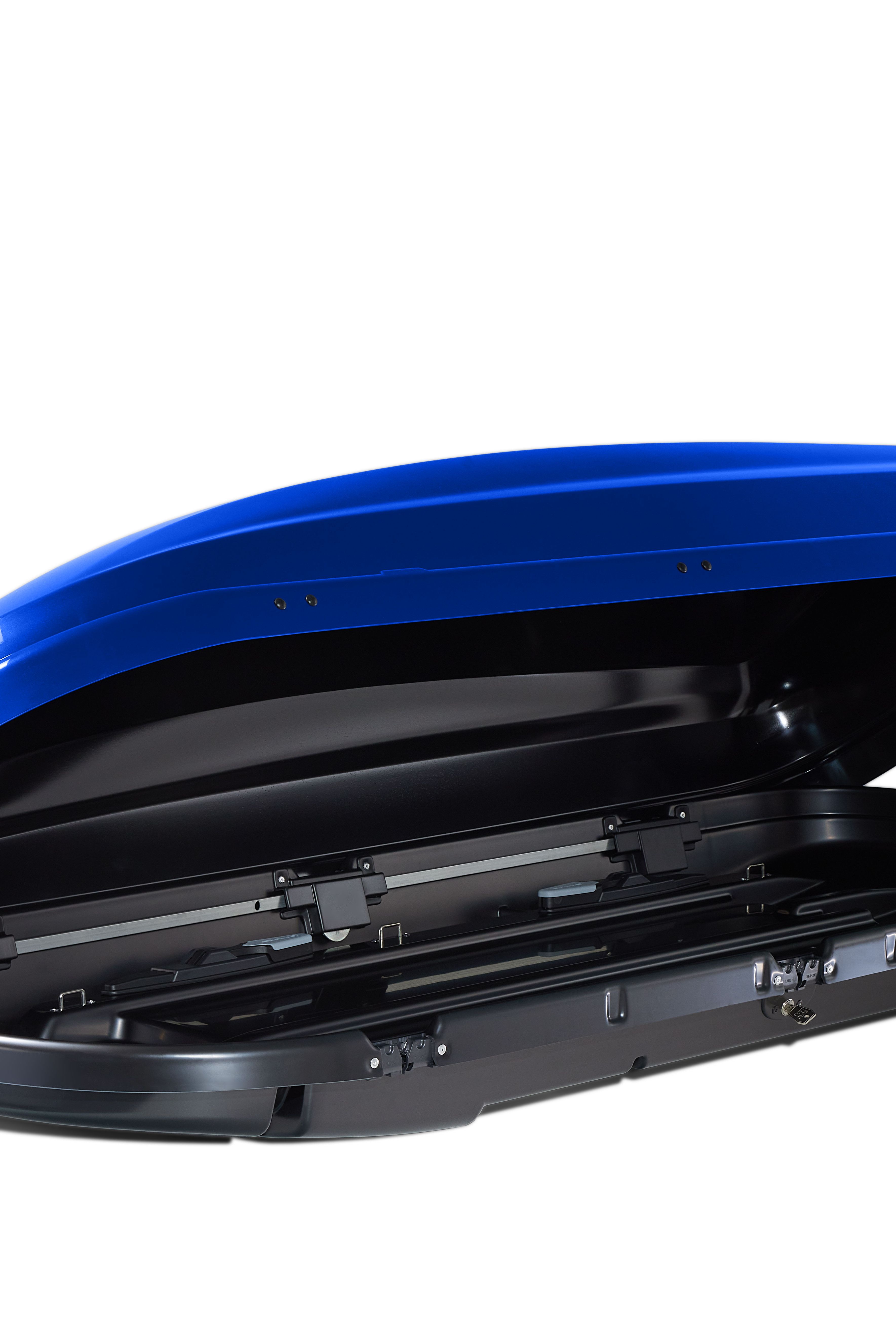 Eine geöffnete blaue Volkswagen Dachbox.